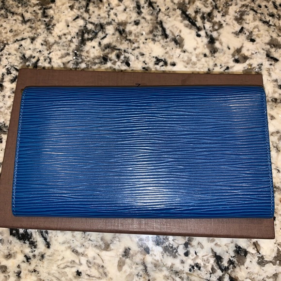 Authenticated Louis Vuitton epi wallet Authentic - Picture 7 of 14